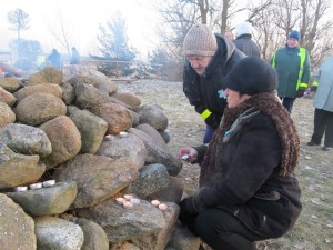 Dalė Jasiūnienė ir Augustina Burneikienė dega atminimo žvakutes keturiolikai padėjusių galvas ant Laisvės aukuro