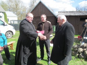 Parapijos klebonas kunigas Andrius Trakšelis sveikina parapijos Jurgį