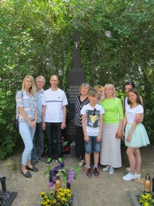 Prie fundatoriaus Ignaco Jurevičiaus amžino poilsio vietos jo anūkai su šeimomis