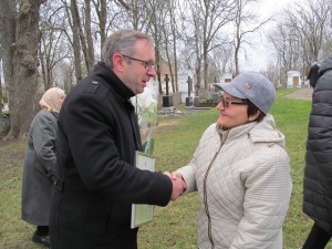 Marijų Macį sveikina tautodailininkė Virginija Kutkienė.